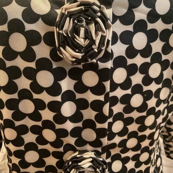 “COCO & TASHI” Black and White Floral Coat Dress . - Picture 5 of 15